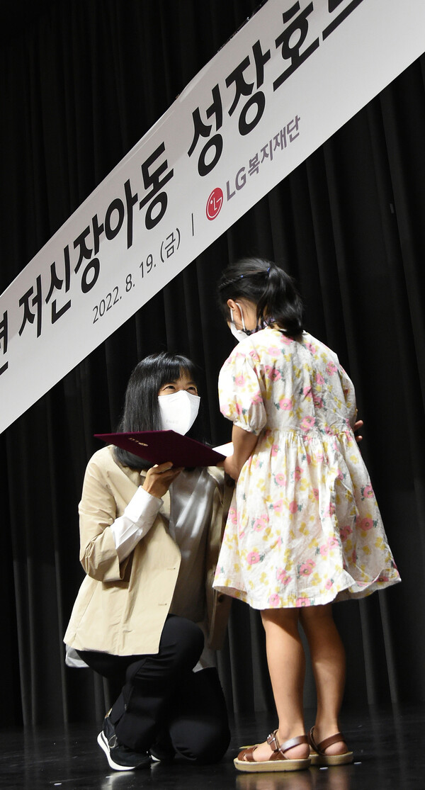 19일 서울 마곡 LG사이언스파크에서 진행된 '저신장아동 성장호르몬제 기증식'에서 구연경(44) LG복지재단 대표이사(왼쪽)가 어린이에게 기증서를 전달하고 있다./사진=LG 