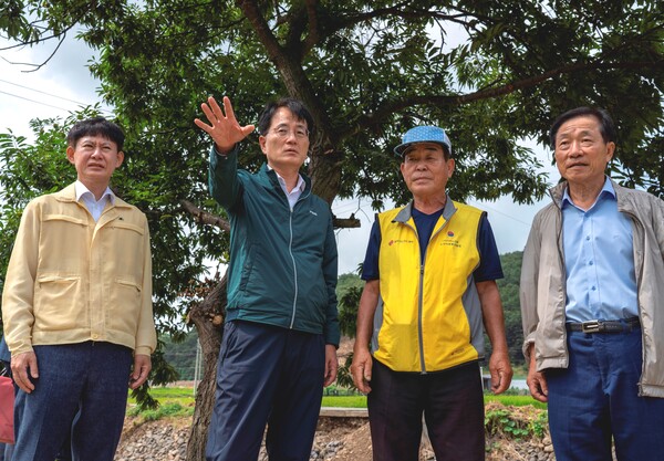 손병환 농협금융지주 회장(왼쪽에서 두 번째)이 폭우피해를 입은 농업인을 위로하고 피해현장 점검에 나서고 있다. /사진=농협금융지주