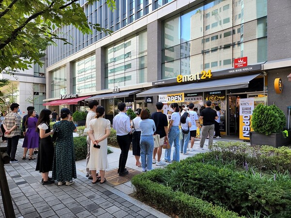23일 이마트24 여의도SK점 앞에 고객들이 ‘김씨네 과일’ 티셔츠를 사기 위해 줄을 서고 있다./사진=이마트24