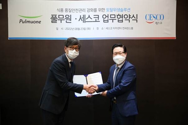 김상구 풀무원기술원 식품안전실장(왼쪽)과 성기재 세스코 법인전략본부장이 23일 서울 강동구 세스코 본사에서 진행된 업무 협약식에서  기념 촬영을 하고 있다. / 사진=풀무원기술원