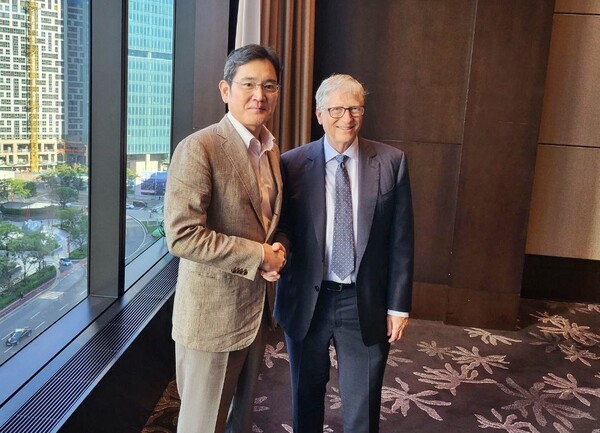 16일 (왼쪽부터) 이재용 삼성전자 부회장은 빌 게이츠 빌앤멜린다게이츠재단 이사장을 만나 ‘RT(Reinvent the Toilet) 프로젝트’ 개발 결과를 공유하고 글로벌 사회공헌활동에 대한 의견을 교환했다