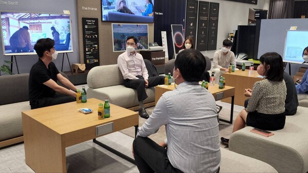 이재용 삼성전자 부회장은 26일 경기도 수원사업장을 찾아 MZ세대 직원들과 간담회를 했다./사진=삼성전자