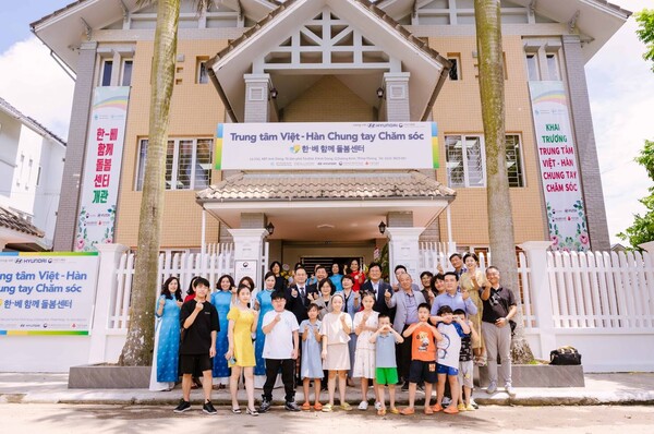 26일 베트남 하이퐁市에서 진행된 ‘한-베 함께돌봄센터 2호’ 개관식에서 관계자, 한-베 다문화가정 부모 및 자녀들이 기념 촬영을 하고 있다./사진=현대차