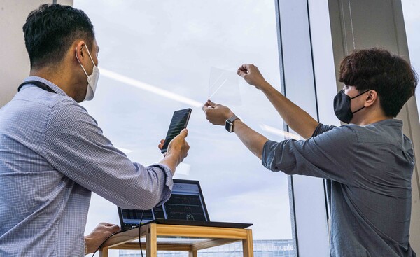 SK텔레콤 판교사옥에서 연구원들이 5G 데이터 모뎀용 투명안테나 및 고주파 대역용 RIS 성능을 검증하는 모습 / 사진=SK텔레콤