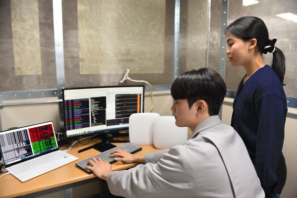 삼성전자 직원이 이음 5G망 연결 테스트를 진행하고 있다./사진=삼성전자