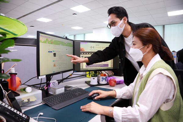 삼성 직원들이 추석 맞이 온라인 장터에서 상품을 구입하는 모습 / 사진=삼성