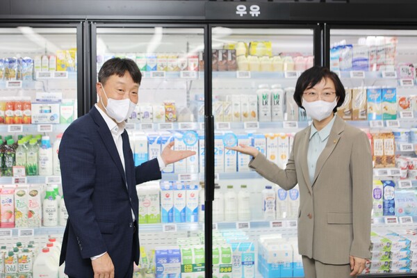 (왼쪽부터) 남창희 롯데슈퍼 대표와 오유경 식약처장이 냉장고 문달기 사업을 추진하며 롯데슈퍼 봉화산역점에서 기념사진 촬영을 하고 있다./사진=롯데쇼핑