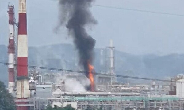 31일 울산 남구 SK지오센트릭 폴리머공장에서 폭발로 추정되는 화재가 발생해 불꽃과 검은 연기가 치솟고 있다./사진=연합뉴스
