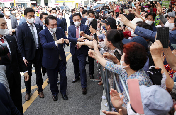 윤석열 대통령이 8월26일 오후 대구 중구 서문시장을 방문, 시민들과 주먹 인사를 하고 있다. /연합