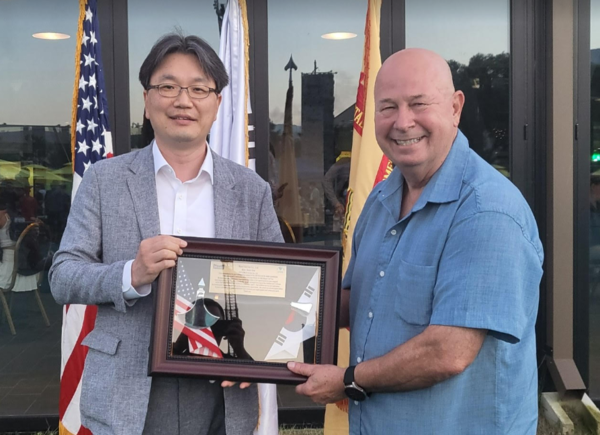 감사패 전달식에 참여한 강준모 매일유업 영양식본부장과 Keith W. Colbert 'FMWR' 디렉터 / 사진=매일유업