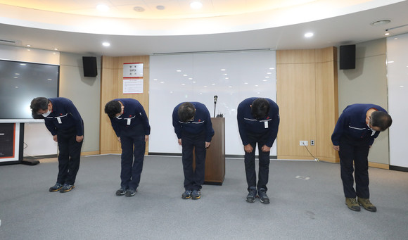 2일 오전 울산시 남구 SK지오센트릭 폴리머공장 행정동에서 나경수 대표이사 사장 등 경영진이 지난달 31일 발생한 폭발사고에 대해 사과하고 있다./사진=SK지오센트릭