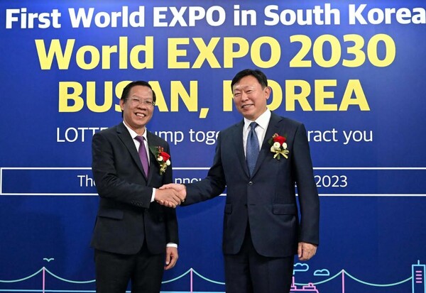 신동빈 롯데 회장(오른쪽)이 2일 베트남 호찌민시에서 열린 투티엠 에코스마트시티 착공식에서 판 반 마이 호찌민시 인민위원장을 만나 ‘2030 부산엑스포’ 유치 지지를 요청한 후 기념 촬영을 하고 있다. /사진=롯데
