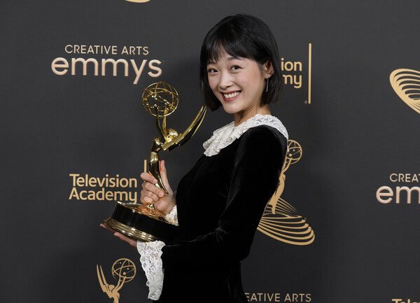  넷플릭스 시리즈 '오징어 게임'에 출연한 배우 이유미가 4일(현지시간) 미국 로스앤젤레스 마이크로소프트 극장에서 열린 제74회 크리에이티브 아츠 프라임타임 에미상(Creative Arts Primetime Emmy Awards)에서 게스트상(단역상)을 수상한 뒤 트로피를 들고 있다. /ap연합