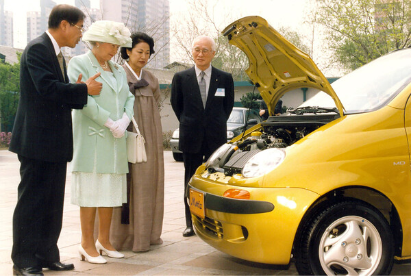 1999년 방한 당시 대우자동차를 방문해 마티즈 자동차에 대한 설명을 듣는 엘리자베스 2세 여왕의 모습./연합