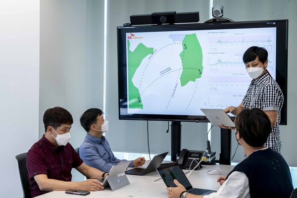 SKT 연구원들이 국제망에 PQC를 적용하기 위한 연구를 수행하고 있다. / 사진=SK텔레콤