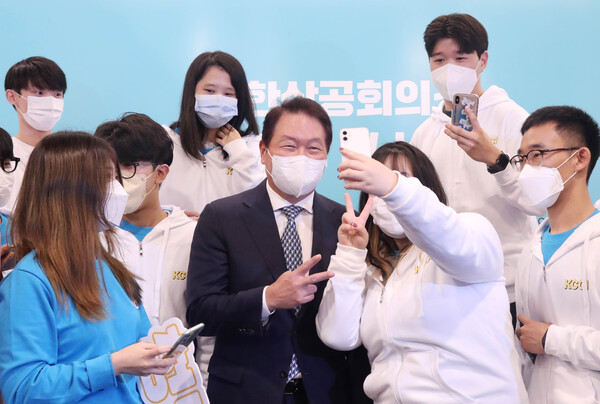 14일 서울 중구 대한상의에서 열린 '제1회 대한상의 청년 서포터즈 발대식'에서 최태원 회장이 대한상의 서포터즈와 함께 기념 촬영을 하고 있다./사진=대한상공회의소