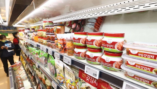 서울 시내 한 대형마트에 진열된 김치 / 사진=연합