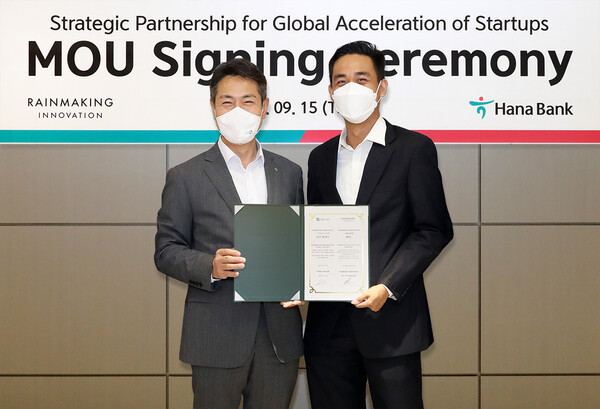 하나은행은 15일 오후 RAINMAKING과 글로벌 스타트업 육성을 위한 전략적 업무협약(MOU)을 체결했다. 이날 협약식에 참석한 임영호 하나은행 리테일지원그룹 부행장(사진 왼쪽)과 Brian Lim Rainmaking APAC Head of Startup Programs(사진 오른쪽)가 기념촬영을 하고 있다. /사진=하나은행