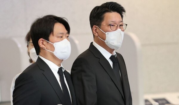 정지선 현대백화점그룹 회장(오른쪽)과 정교선 부회장이 2021년1월 31일 서울 송파구 서울아산병원 장례식장에 마련된 고(故) 정상영 KCC 명예회장의 빈소 조문을 마치고 나서고 있다./연합