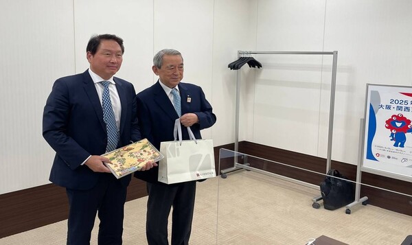 대한상공회의소 최태원 회장(회장)이 15일 됴쿄에서 ‘2025 오사카·간사이 엑스포’ 추진위원회 부위원장인 간사이경제연합회 마츠모토 마사요시 회장을 만나 2030 부산 엑스포 유치에 대한 협력을 당부한 후 기념 촬영을 하고 있다./대한상공회의소