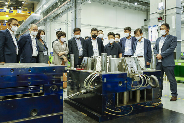 삼성전자가 21일 '2021년도 동반성장지수 평가'에서 국내 기업 최초로 11년 연속 최우수 등급을 받았다. 2일 삼성전자 광주캠퍼스에서 열린 '2022년 스마트공장 킥오프 행사'에 참석한 중소기업 대표와 삼성전자 관계자들이 정밀금형센터를 둘러보고 있다./사진=삼성전자