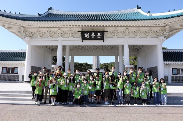 24일 국립서울현충원에서 열린 묘역 정화 봉사활동 참가자들이 현충문 앞에서 단체사진을 촬영하고 있다./현대엔지니어링