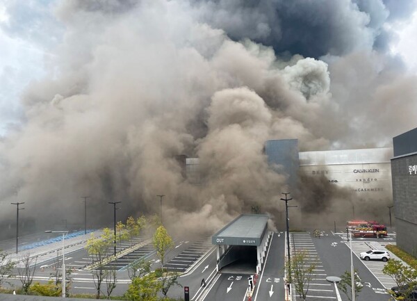 26일 오전 대전 현대 프리미엄 아울렛에 화재가 발생가 검은 연기가 치솟고 있다./사진 트위터