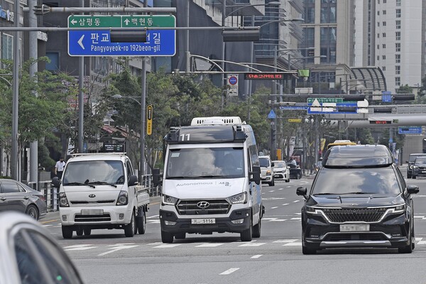 현대차가 개발한 로보셔틀이 판교 제로시티에서 주행하고 있다./사진=현대차