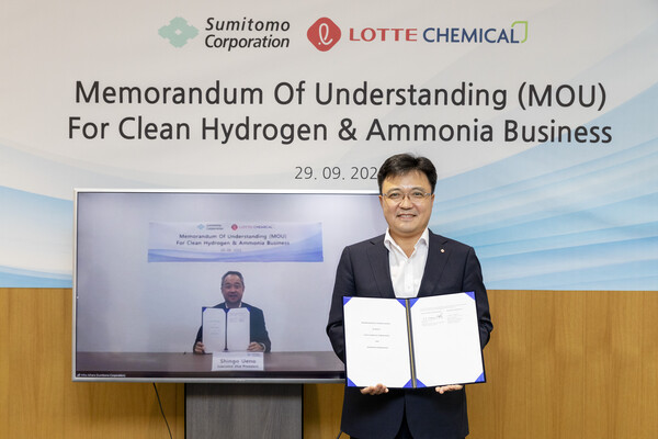 29일 롯데케미칼 기초소재사업 황진구 대표(수소에너지사업단장)(오른쪽)와 스미토모 상사 우에노 부사장(왼쪽)이 화상으로 수소·암모니아 사업 업무협약(MOU)을 체결하고 기념촬영을 하고 있다./사진=롯데케미칼