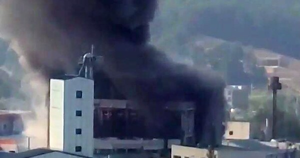 30일 오후 경기 화성시 향남읍의 한 제약회사 공장서 폭발로 인한 화재가 발생, 연기가 치솟고 있다./사진=연합뉴스