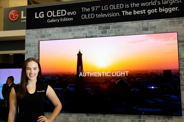 LG전자가 미국 댈러스에서 열린 영상가전 전시회 CEDIA 2022에 참가해 혁신 TV 신제품을 대거 소개했다. LG전자 모델이 최근 북미 시장에 출시된 97형 올레드 TV를 소개하고 있다./LG전자