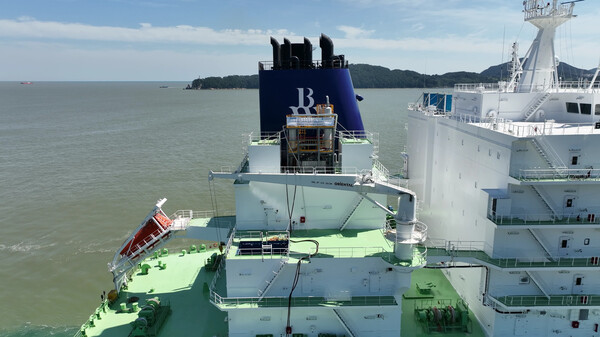대우조선해양과 하이에어코리아가 공동개발한 이산화탄소 포집·저장 장치(OCCS: Onboard CO2 Capture System)가 LNG운반선 위에 탑재돼있다./사진=대우조선해양 