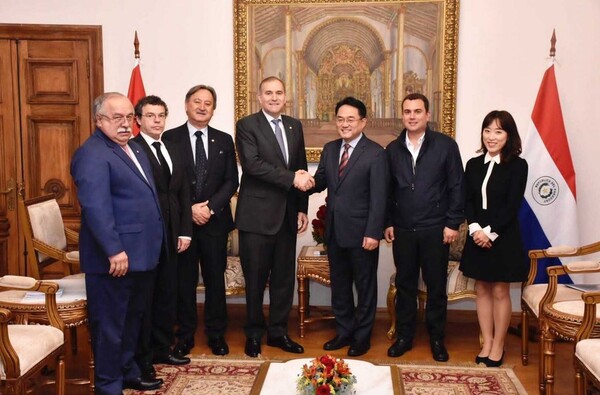 박철연 현대차 중남미판매실장(오른쪽 세번째부터)이 지난달 29일 파라과이 아순시온 외교부 청사에서 훌리오 아리올라 라미레즈(Julio César Arriola Ramírez) 외교부 장관 등과 부산세계박람회 유치 관련 면담을 한 후 기념사진을 촬영하고 있다./현대차