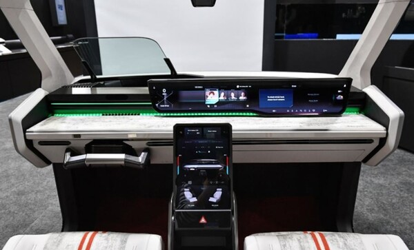 현대모비스의 차세대 인포테인먼트 시스템 COMFI(Concept Of Mobis Future Interior). 디지털 클러스터, AR HUD, 중앙 스택 디스플레이(CSD), 승객용 디스플레이 등 6개 화면과 기능을 통합 제어한다. /현대모비스