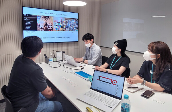 사내벤처에 선발된 직원들이 모여 아이디어를 공유하고 향후 계획을 논의하는 모습 / 사진=LG유플러스