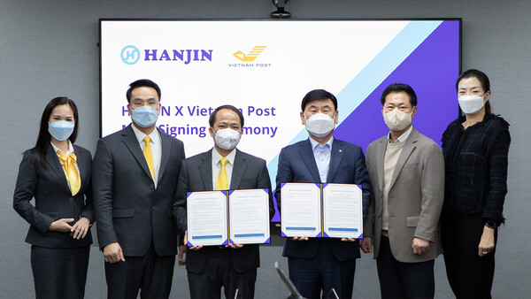 13일 서울 중구 한진빌딩에서 진행된 한진-베트남 우정국 업무협약식에서 한진 노삼석 대표이사 사장(오른쪽에서 세 번째)이 베트남 우정국 응웬 끼엔 끄엉 부사장(왼쪽에서 세 번째)를 비롯한 관계자들과 기념촬영을 하고 있다./사진=한진