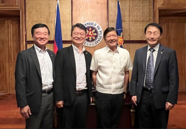14일 필리핀 말라카냥궁에서 (오른쪽부터)KT 구현모 대표와 필리핀 페르디난드 마르코스 주니어 대통령이 KT 그룹경영실장 김영우 전무, 그룹트랜스포메이션부문장 윤경림 사장과 함께 기념 촬영을 하고 있다./KT
