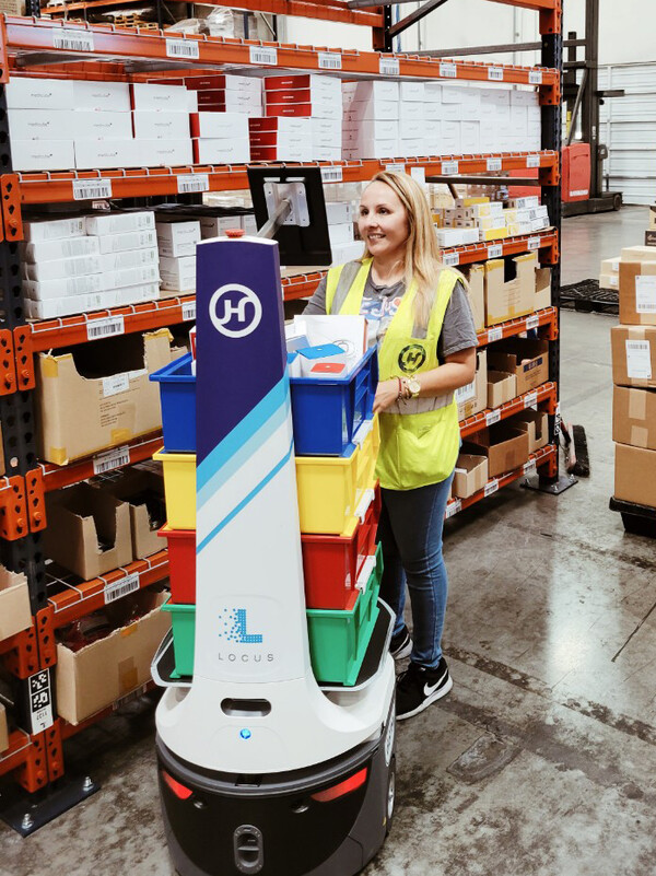 미국 LA소재의 미국법인 물류센터에서 직원이 피킹작업을 하고 있다./사진=한진