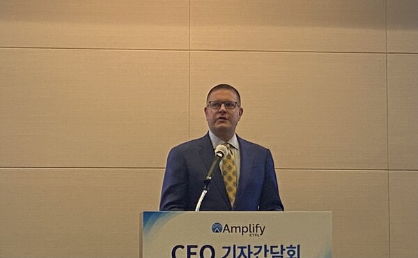 크리스티안 마군 앰플리파이 최고경영자(CEO)가 19일 서울 여의도 전경련회관에서 열린 기자간담회에서 ETF시장에 대해 설명하고 있다. /사진=박소연 기자