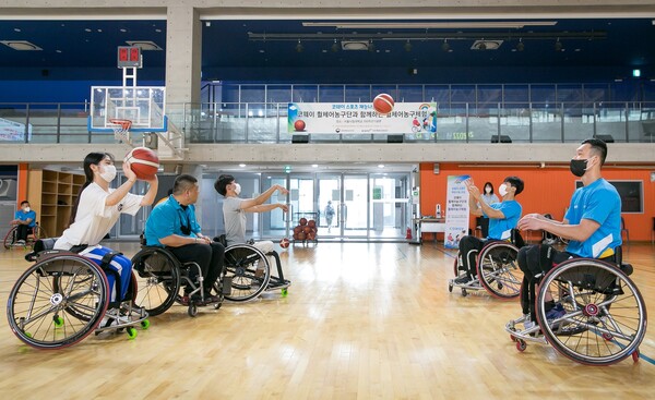 코웨이가 서울시립대학교 스포츠과학과 학생들을 대상으로 휠체어농구 체험교실을 진행했다./사진=코웨이