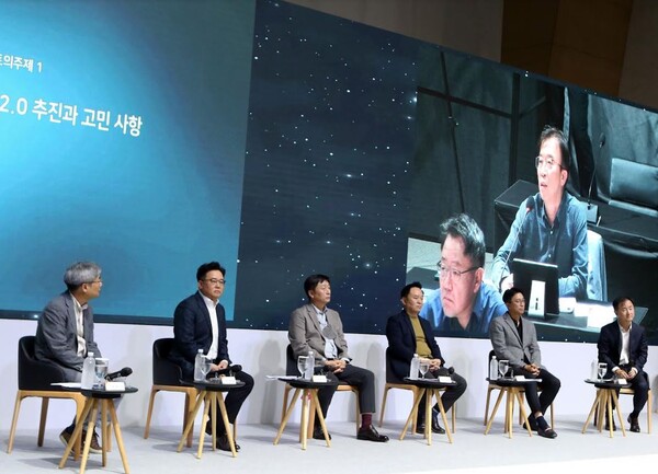 SK CEO들이 10월 20일 제주 디아넥스에서 열린 '2022 CEO세미나'에 참석해 경영 시스템 혁신에 관한 토의를 하고 있다./사진=SK