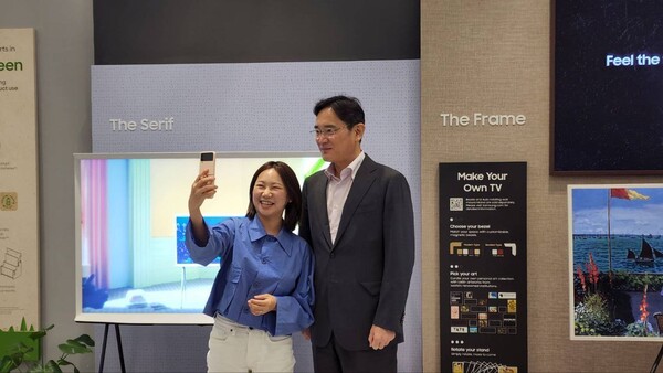 이재용 삼성전자 부회장이 8월30일 서울 송파구 삼성SDS잠실캠퍼스를 방문해 직원들과 기념촬영을 하고 있다./사진=삼성전자