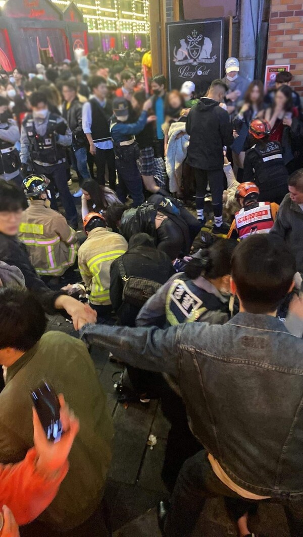 ㅂ29일 밤 서울시 용산구 이태원동에서 119 구급대원들이 헬로윈 인파에 깔려 부상당한 시민들을 응급조치하고 있다. 사진=독자제공 