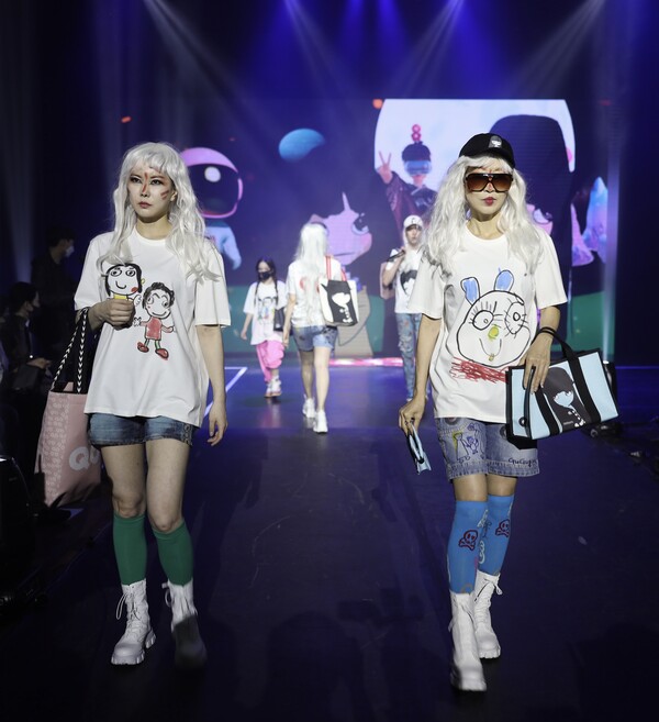  모델들이 지난달 28일 오후 서울 삼성동 SAC아트홀에서 열린 ’2022 구구걸즈(GuGugirls) 패션쇼‘에서 런어웨이를 하고 있다. /사진=H갤러리