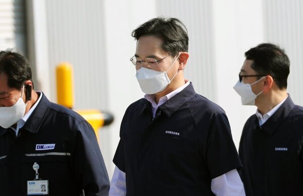 이재용 삼성전자 회장이 취임 후 첫 일정으로 10월 28일 오후 광주 광산구 평동산업단지에 있는 협력회사를 방문해 공장을 둘러보고 있다./사진=연합뉴스