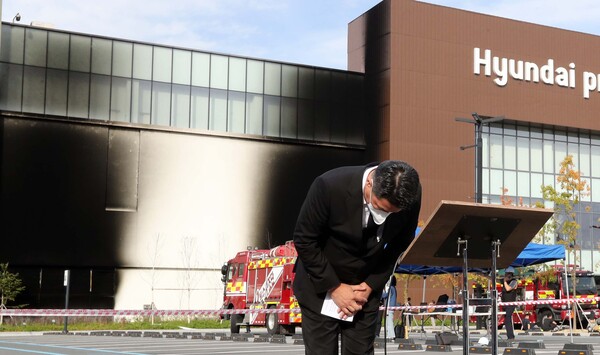 9월 26일 정지선 현대백화점그룹 회장이 현대 프리미엄 아울렛 대전점 앞에서 대형 화재가 발생해 다수의 사상자가 발생한 데 대해 사과의 뜻을 전하며 고개를 숙이고 있다./사진=연합뉴스