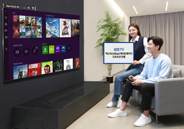 삼성전자 모델이 서울 논현동에 위치한 삼성 디지털프라자 강남본점에서 삼성 TV로 '게이밍 허브'를 선보이고 있다. /삼성전자