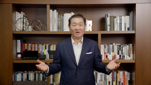  삼성전자가 8일부터 이틀간 '삼성 AI 포럼 2022'를 개최한다. 삼성 AI 포럼 첫째 날 삼성전자 한종희 대표이사 부회장이 영상을 통해 개회사를 하고 있다./사진=삼성전자