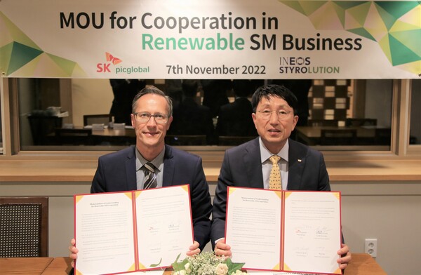 지난 7일 원기돈 SK피아이씨글로벌 대표(오른쪽)와 아른트 코티츠카 이네오스스티솔루션 부사장이 재생 가능한 친환경 스티렌모노머(SM) 사업을 공동추진하는 내용의 협약을 체결하고 기념촬영을 하고 있다./사진=SKC