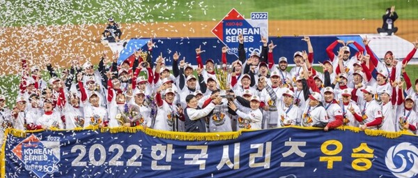 SSG랜더스 선수들이 8일 인천 SSG 랜더스필드에서 열린 2022 프로야구 KBO리그 한국시리즈 6차전, 키움 히어로즈와의 경기에서 승리, 우승을 차지한 후 기념 촬영을 하고 있다./사진=연합뉴스